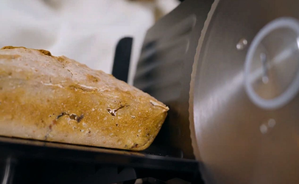 Ten chleb z żurawiną i herbatą to kwintesencja Bożego Narodzenia. Z krajalnicą Zelmer przygotujesz go w najlepszym wydaniu