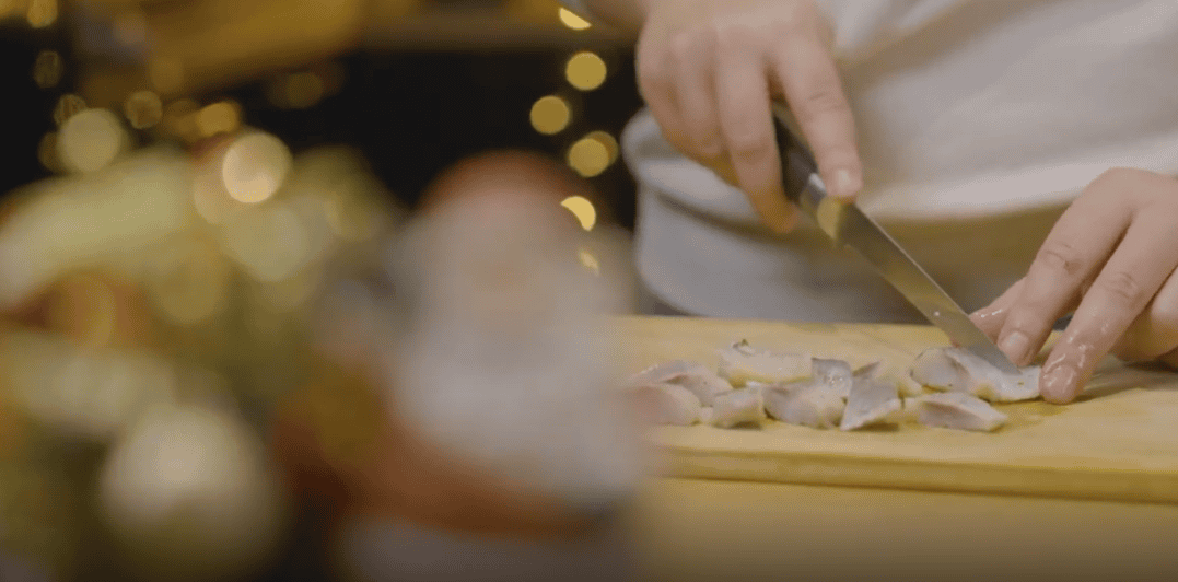 Niebanalna sałatka śledziowa na świąteczny stół. Z maszynką Zelmer ZMM9802B gotowanie idzie błyskawicznie