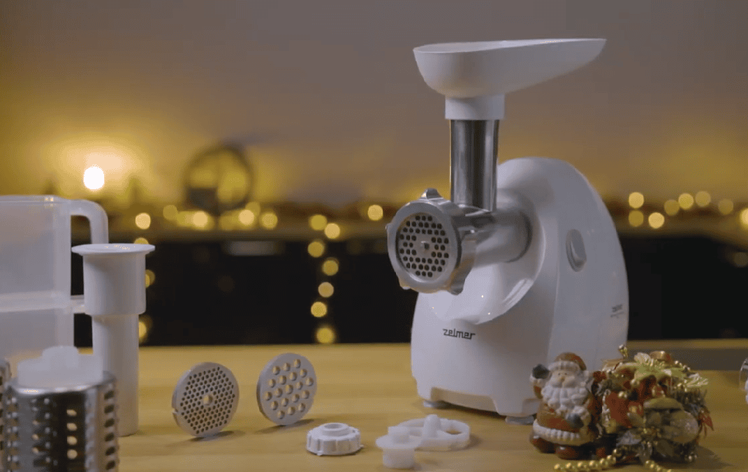 Niebanalna sałatka śledziowa na świąteczny stół. Z maszynką Zelmer ZMM9802B gotowanie idzie błyskawicznie