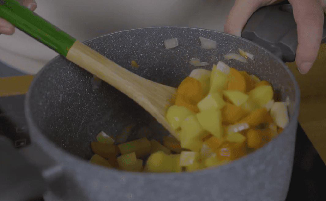 Ten pachnący lasem krem grzybowy rozgrzewa bardziej niż polar. Przygotujesz go z blenderem kielichowym Zelmer ZSB4870