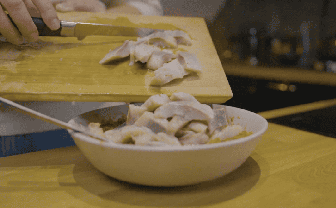 Niebanalna sałatka śledziowa na świąteczny stół. Z maszynką Zelmer ZMM9802B gotowanie idzie błyskawicznie