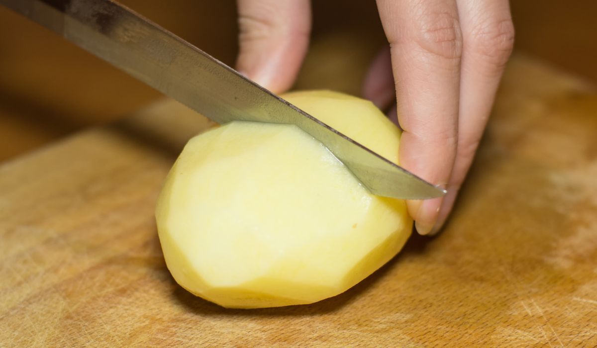 Wieczorem połóż ziemniaka w łazience. Patent na medal