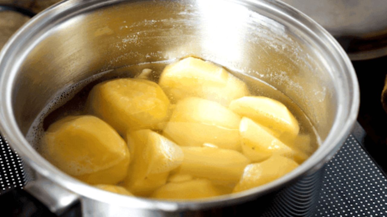 Wlewam ten składnik do wody z gotującymi się ziemniakami. Nie ciemnieją i mają lepszy smak