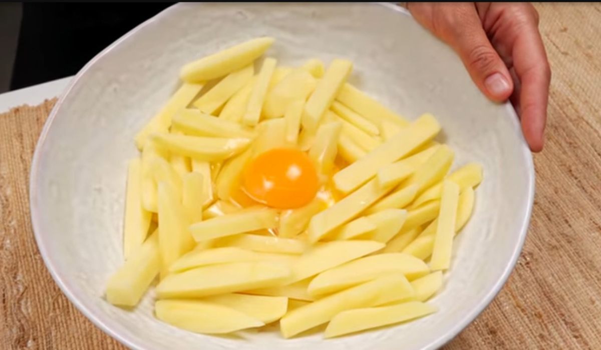 Kroję ziemniaki i dodaję do nich jajko. Ten przysmak jest hitem w moim domu