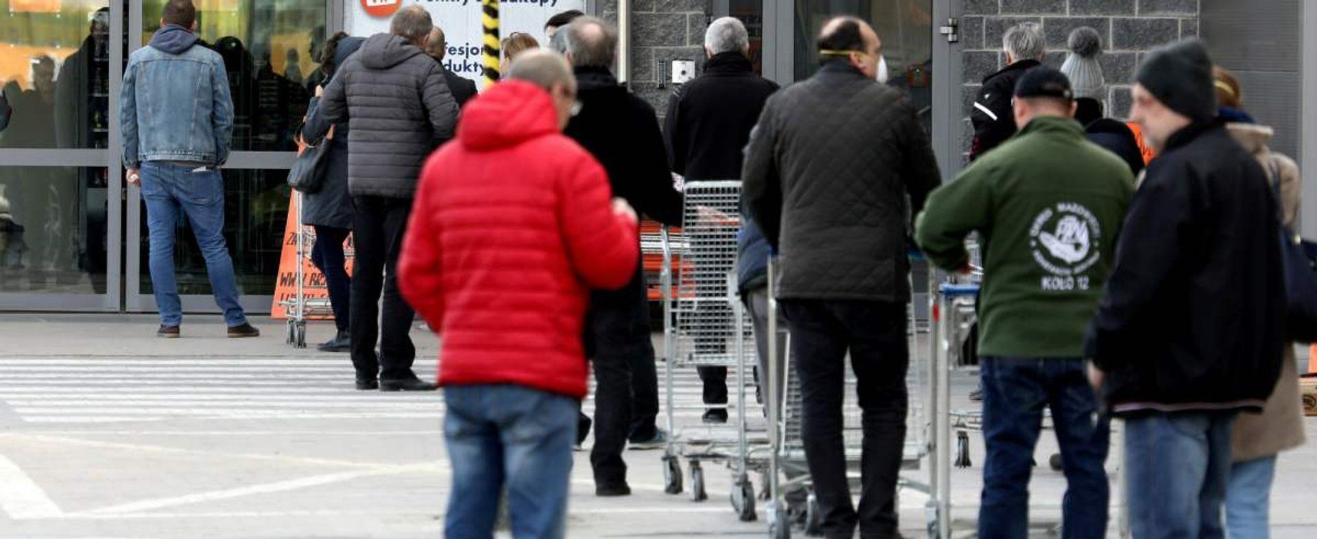 Jeżeli przewróciłeś się na śliskim chodniku, należy ci się odszkodowanie. Polacy muszą pamiętać