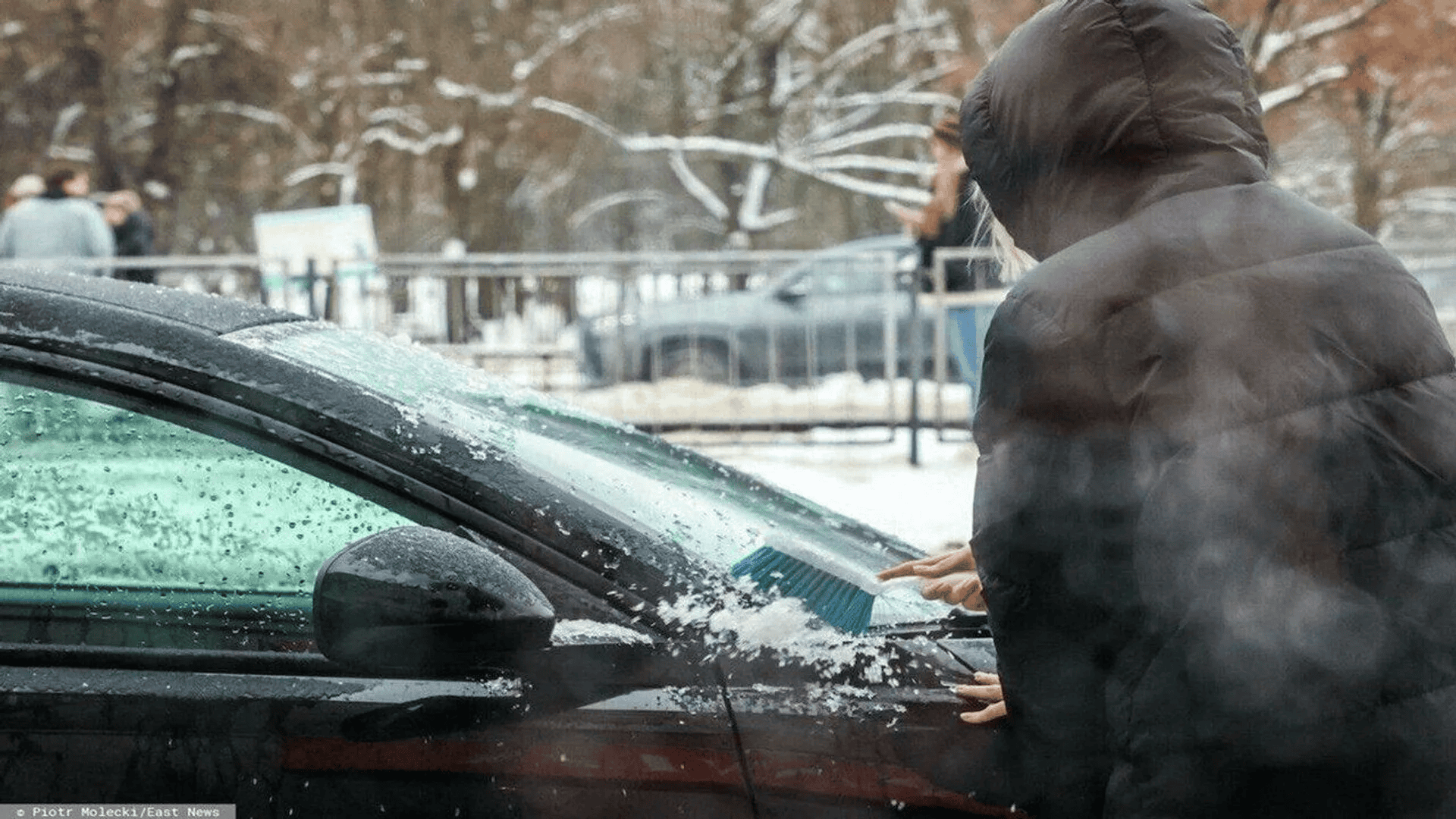 Jeżeli przewróciłeś się na śliskim chodniku, należy ci się odszkodowanie. Polacy muszą pamiętać