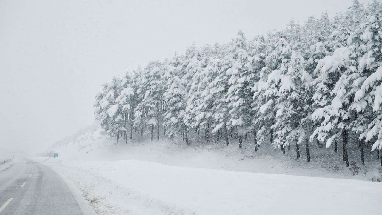Nad Polskę nadciągają burze śnieżne. W tych regionach trzeba się przygotować