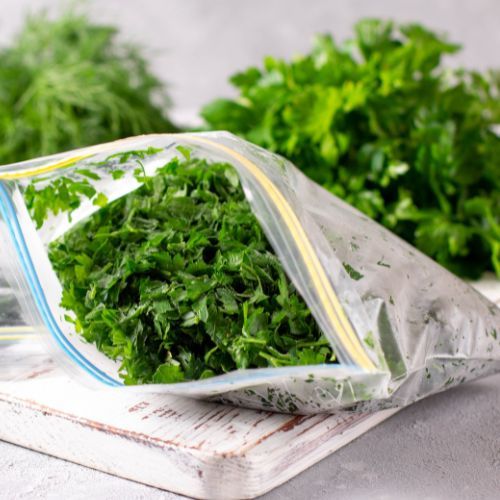 Pakuję koperek do słoika i sypię sól. Ten patent zasługuje na medal