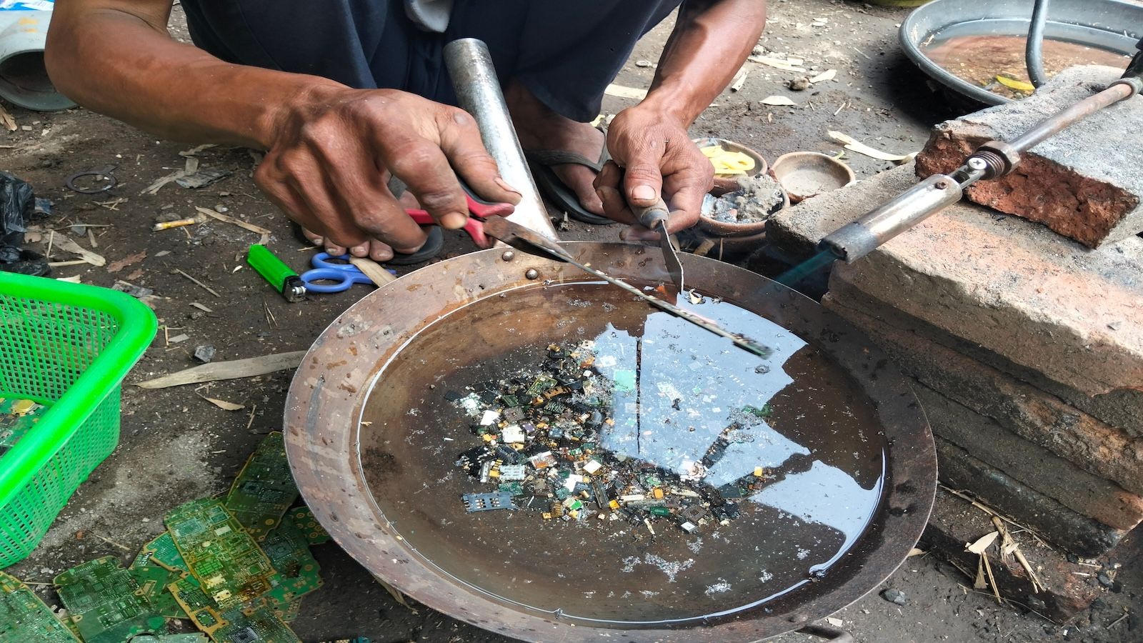 Odzyskują 98 proc. złota ze śmieci. Zajmuje im to 20 minut