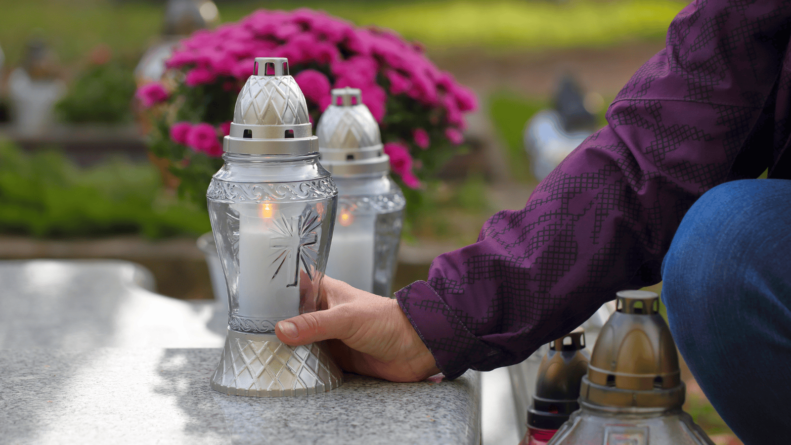 Znicz na grobie, fot. Canva