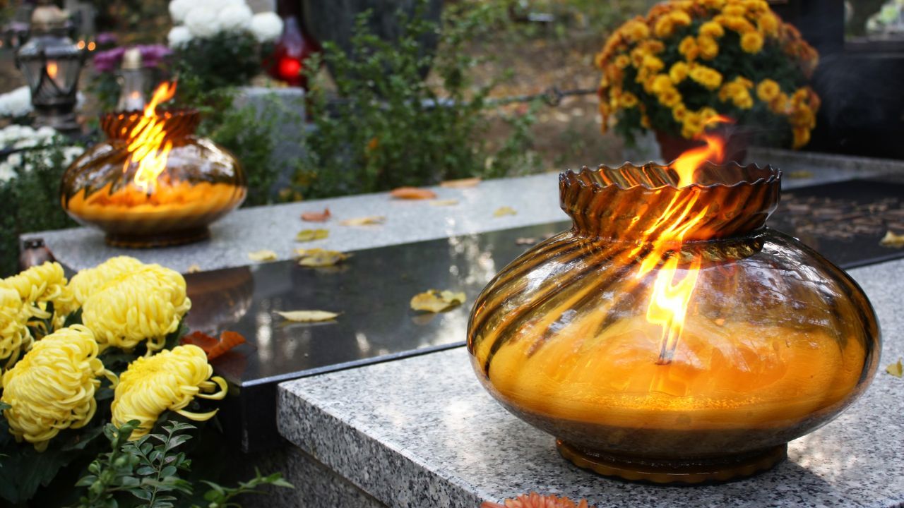 Te znicze to nowy hit na cmentarzach. Popełnisz ten błąd, zapłacisz surową karę