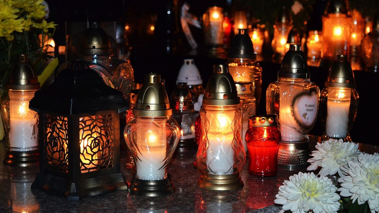 Wszystkich Świętych 2025. Tyle kosztują znicze w znanych sieciach, ceny mogą zdziwić Polaków