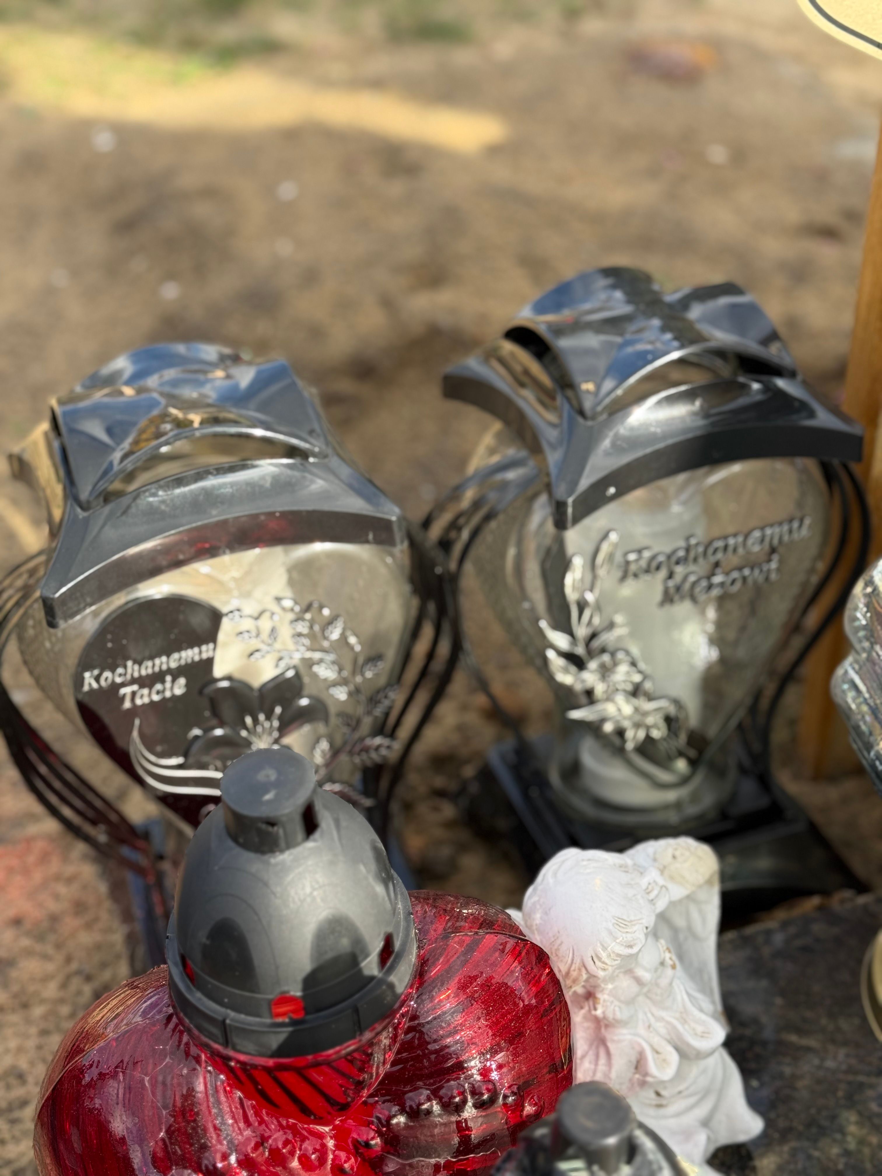 To pojawiło się na grobie Jakubiaka. Ludzie nie mogą uwierzyć. Biorą do ręki i czytają