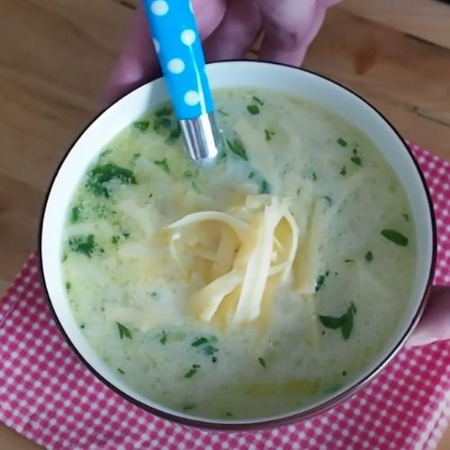 Posiekaj pora, dodaj cebulę i zalej bulionem. Błyskawiczną zupę zrobisz w 30 minut