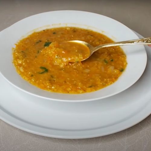 Składniki na tę zupę mam zawsze w kuchni. Jest bardzo zdrowa i smakuje obłędnie