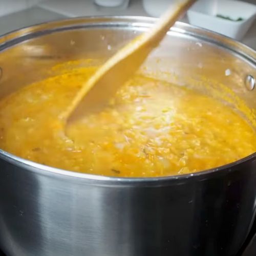 Składniki na tę zupę mam zawsze w kuchni. Jest bardzo zdrowa i smakuje obłędnie