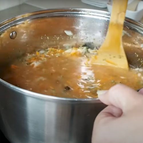 Składniki na tę zupę mam zawsze w kuchni. Jest bardzo zdrowa i smakuje obłędnie