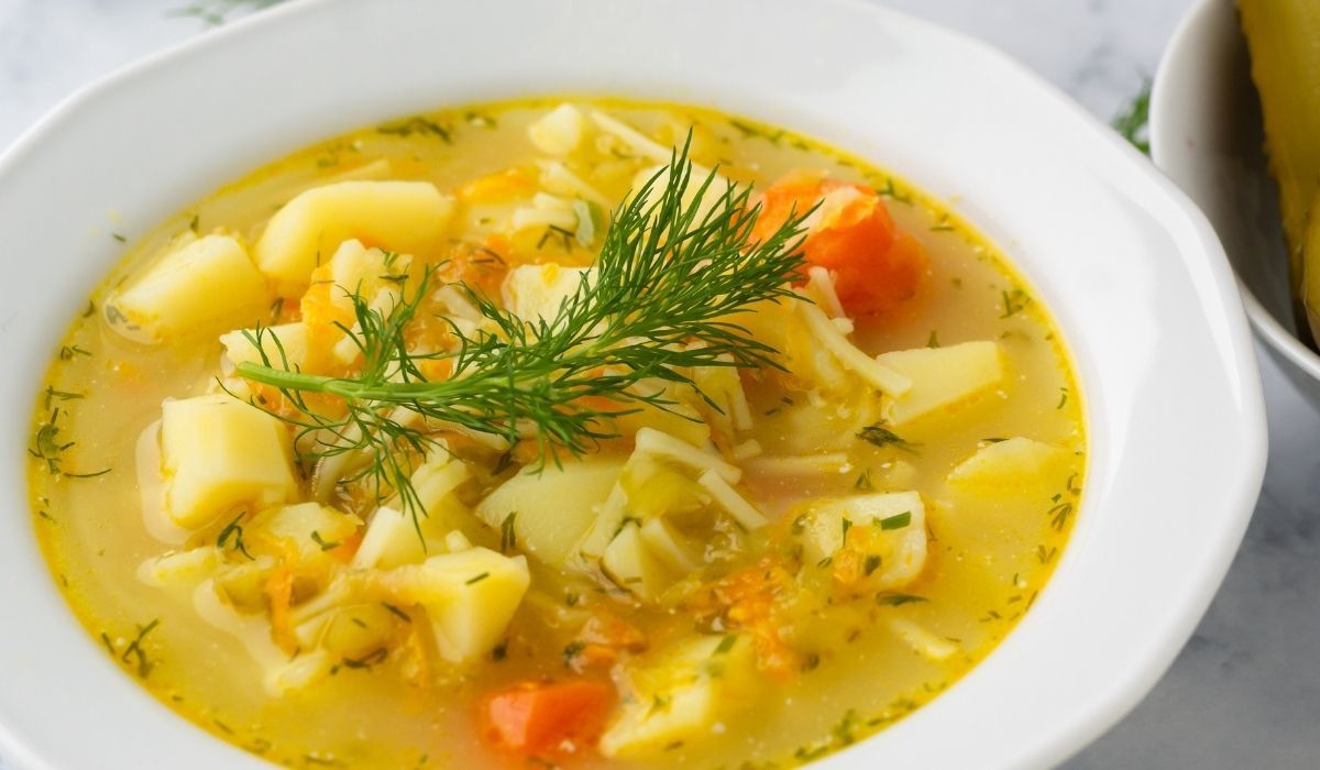 Przepis babci na zupę ogórkową. Zawsze dokładała to mięso