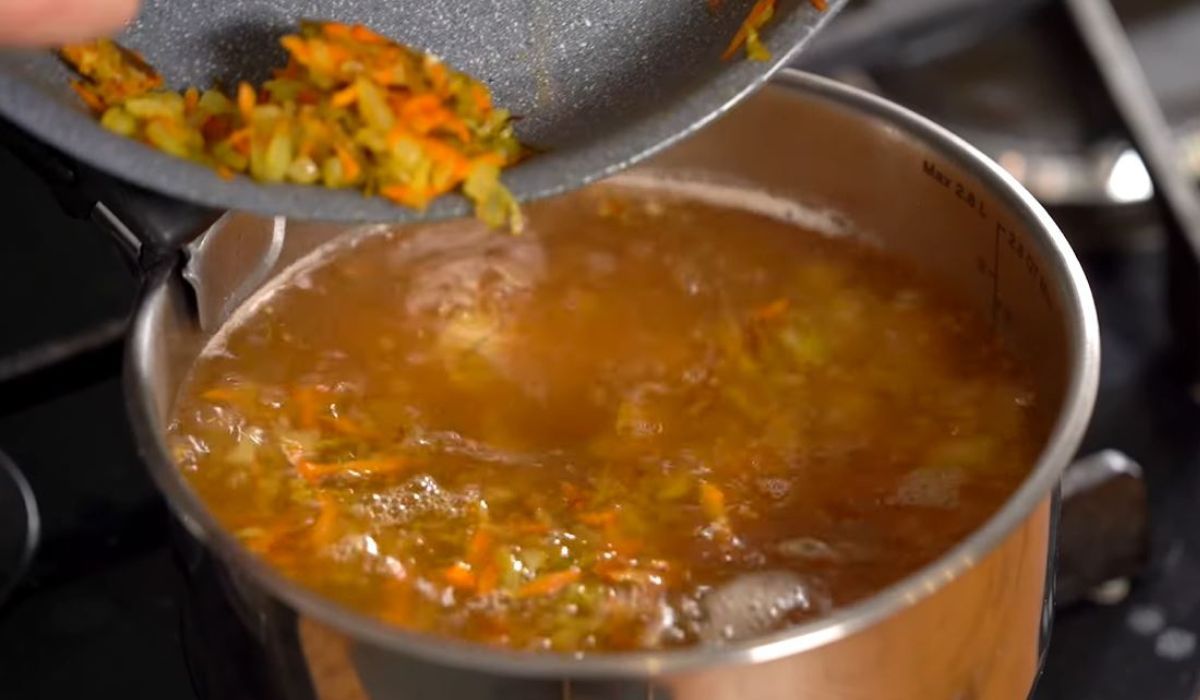 gotowanie zupy ogórkowej