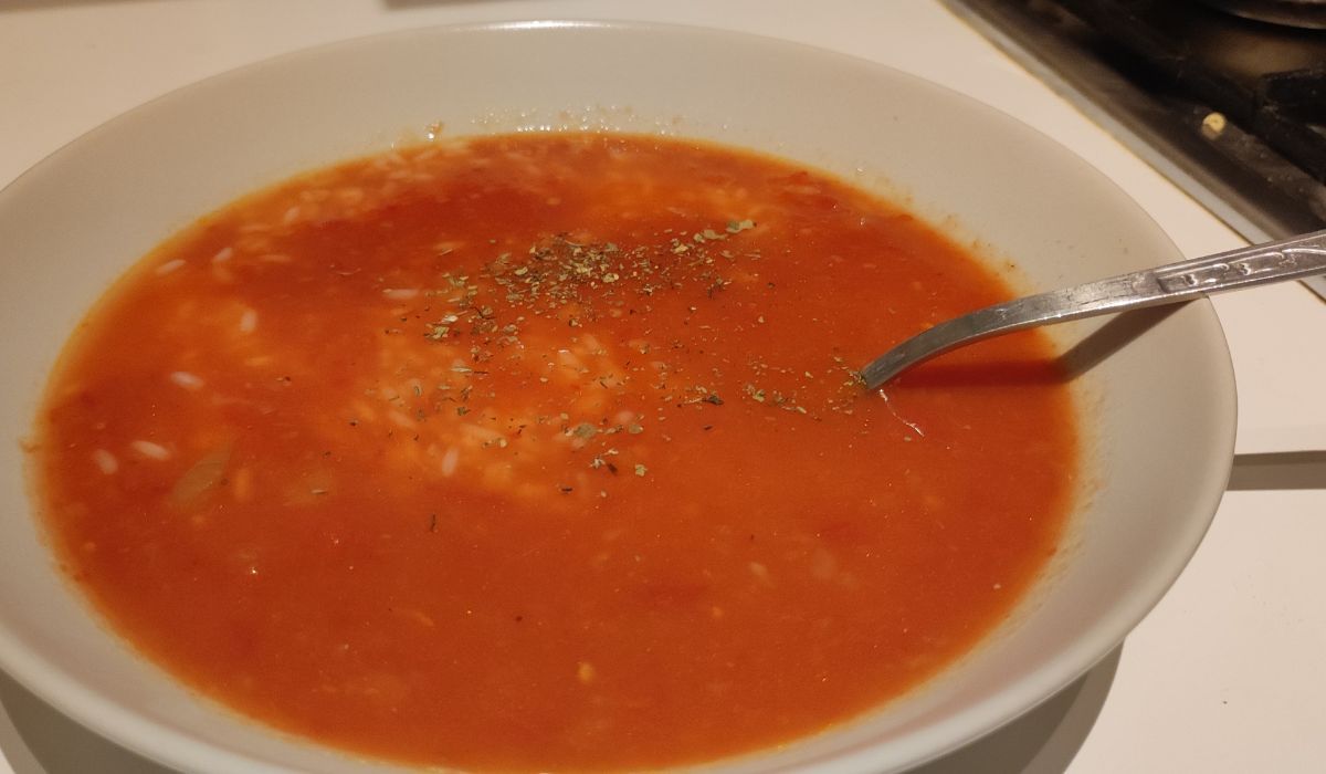 talerz zupy pomidorowej