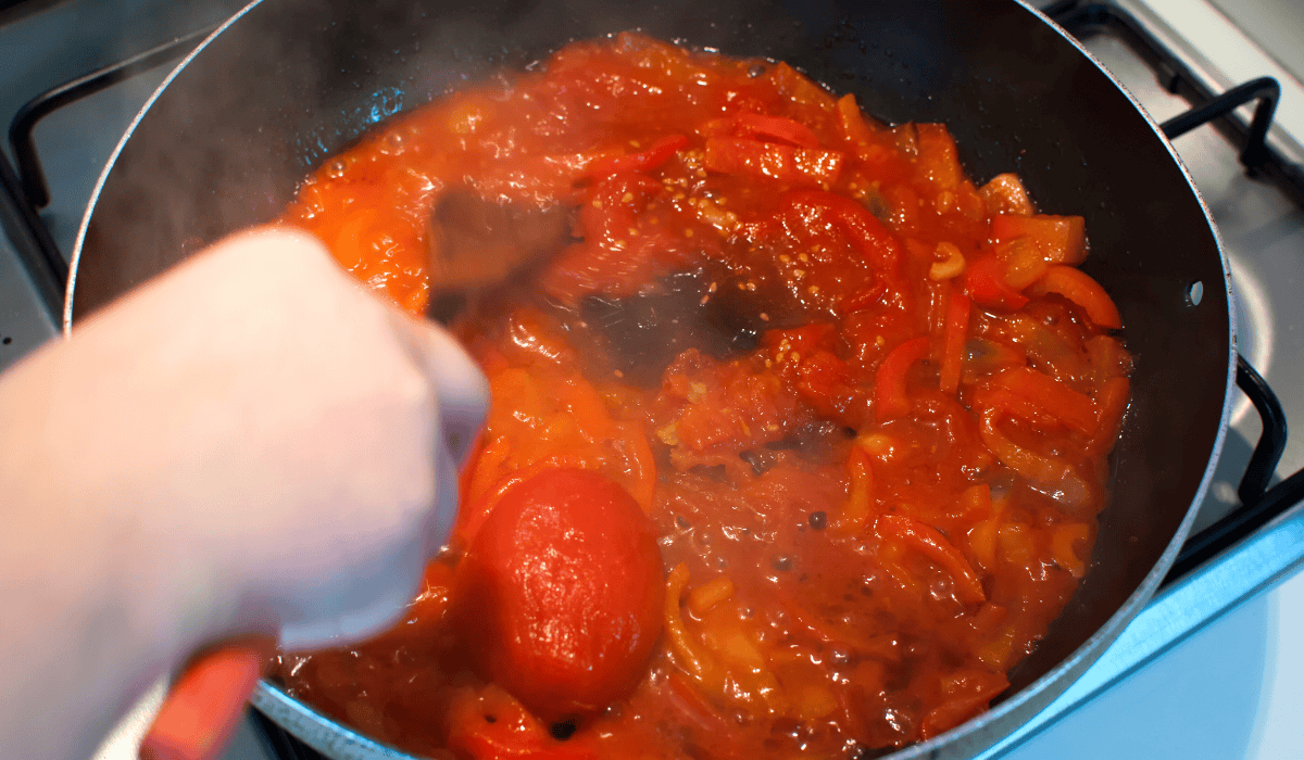 gotowanie zupy pomidorowej