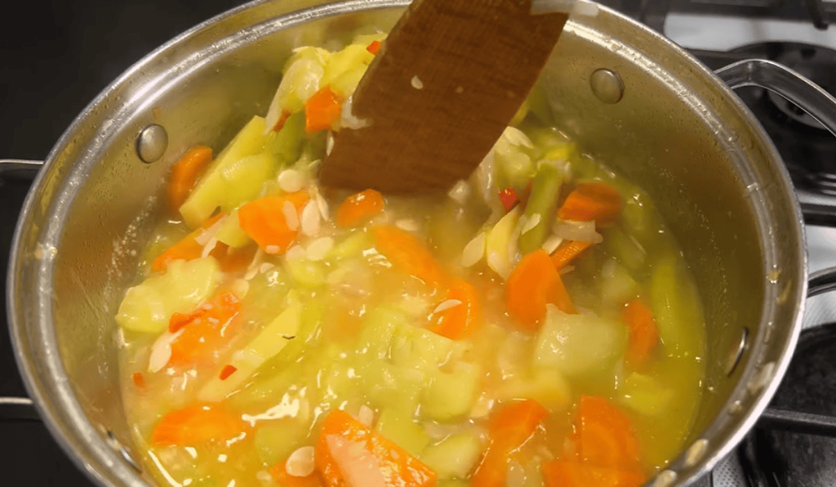 Przygotowanie zupy z cukinii