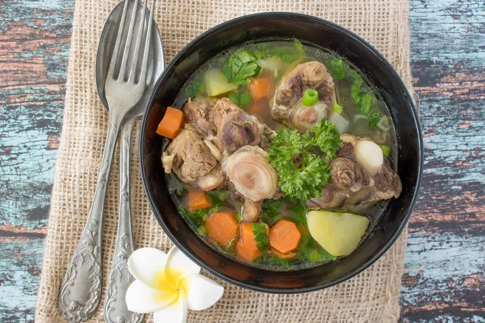 Danie z czasów PRL, które kochali wszyscy. Zupa z „kontrowersyjnego” mięsa w nowej odsłonie