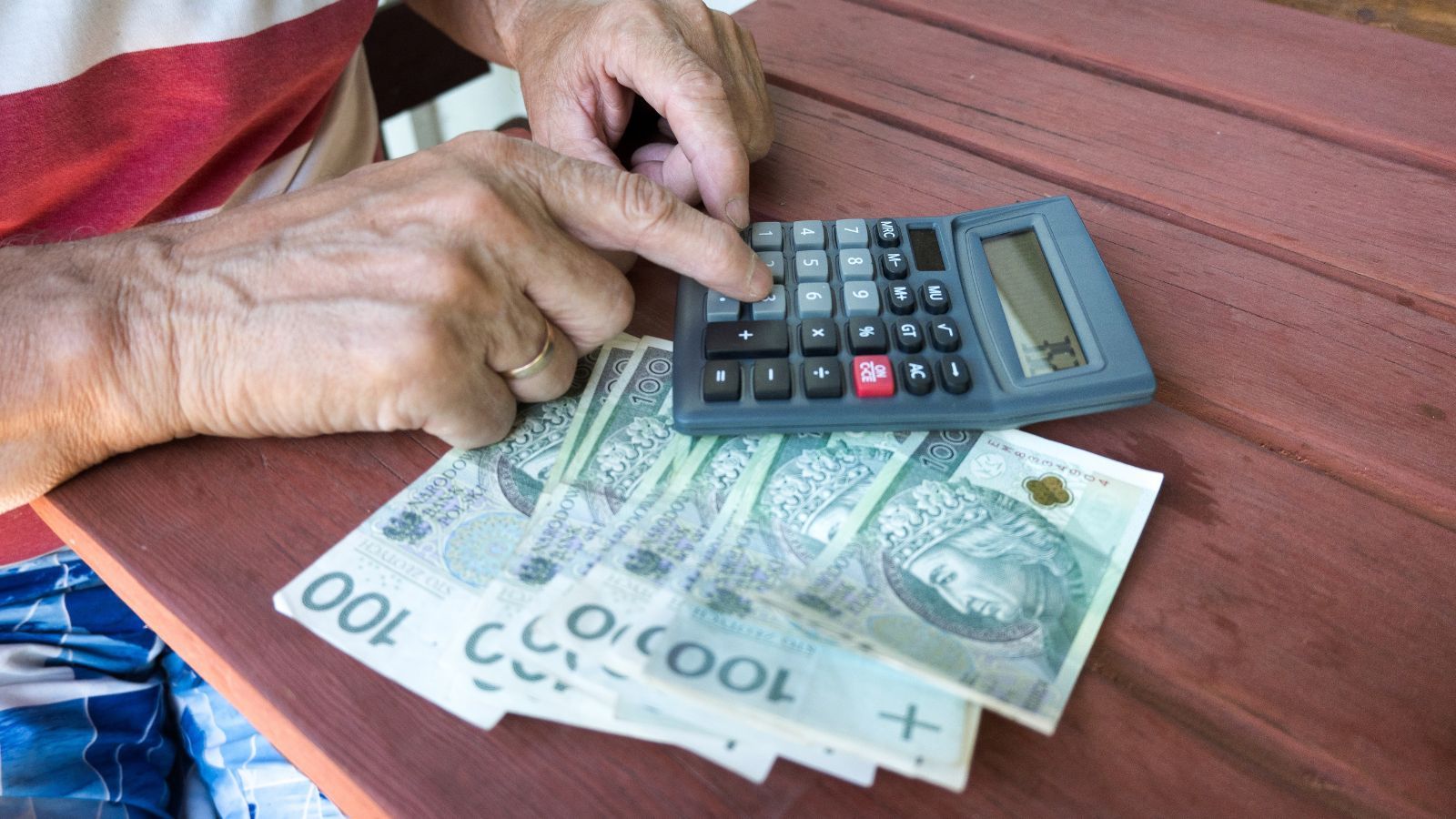 Nowe "czternastki" dla emerytów w 2026 r. Ci beneficjenci mogą liczyć na wcześniejszy przelew