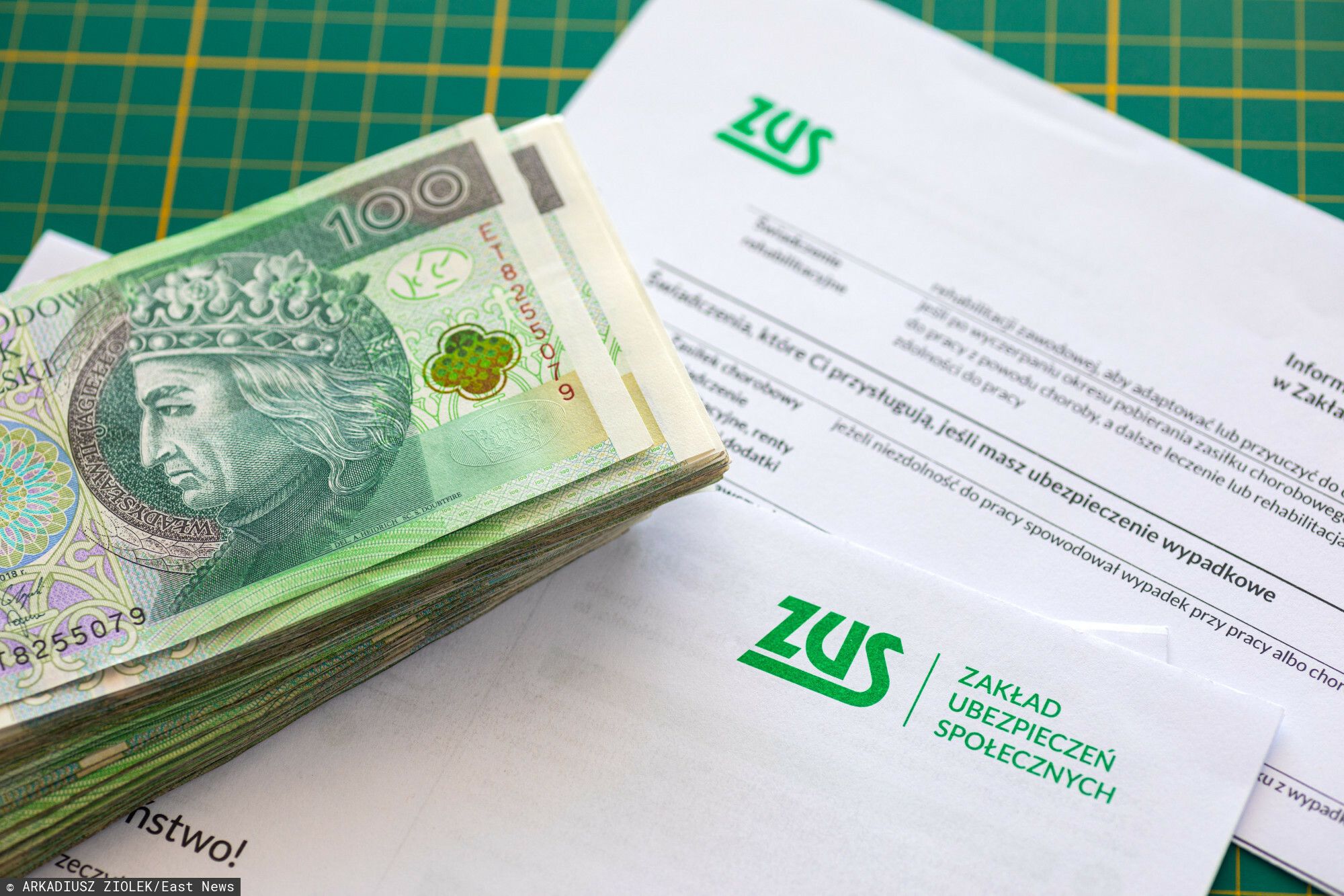 Emerytura wyższa o 870 zł i 18 tys. wyrównania. Senior rozgromił ZUS w sądzie, inni też mogą