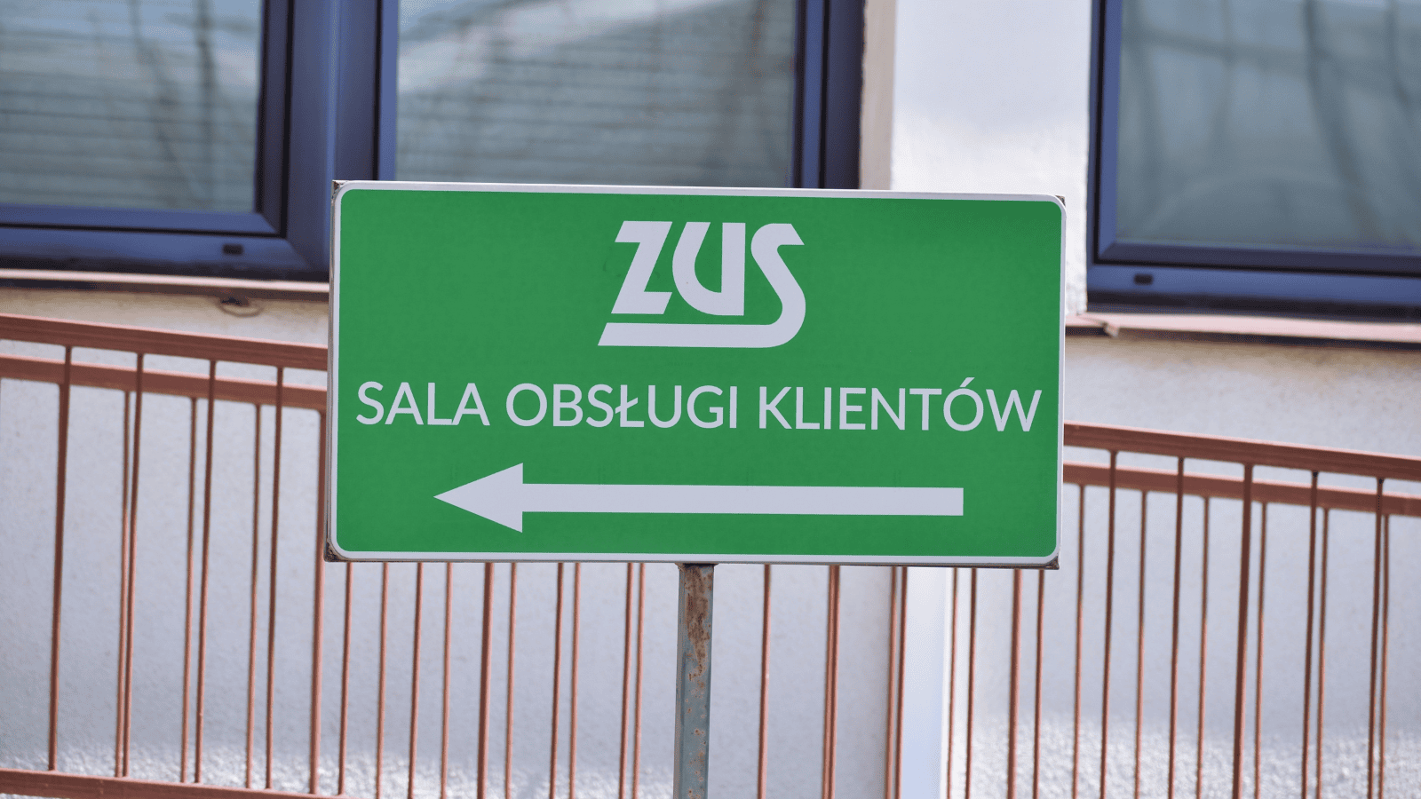 ZUS już wysyła dodatkowe 500 zł. To świadczenie przysługuje bez względu na wiek