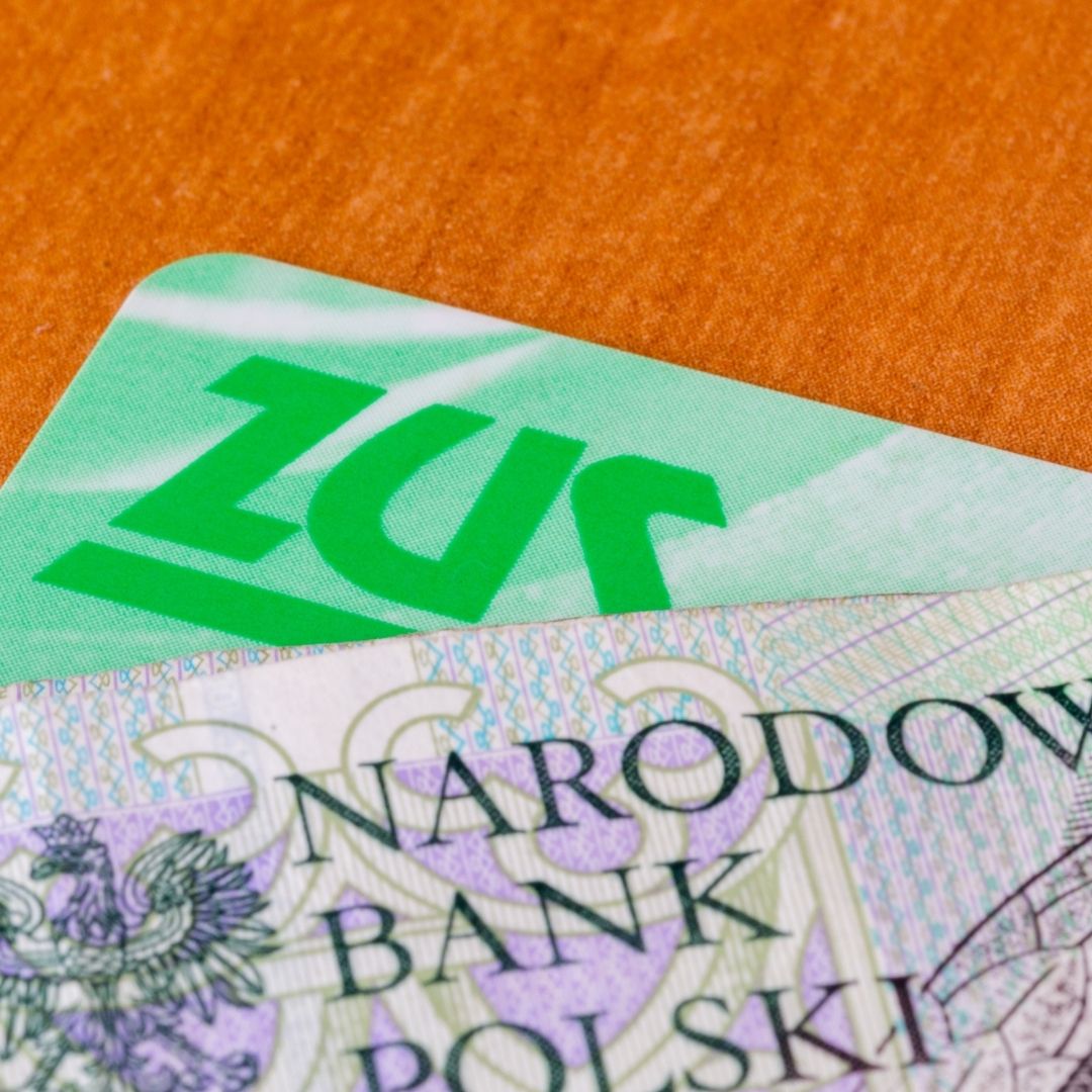 ZUS wypłaci dodatkowe pieniądze seniorom. Rząd zdecydował, nie każdy dostanie pełną kwotę