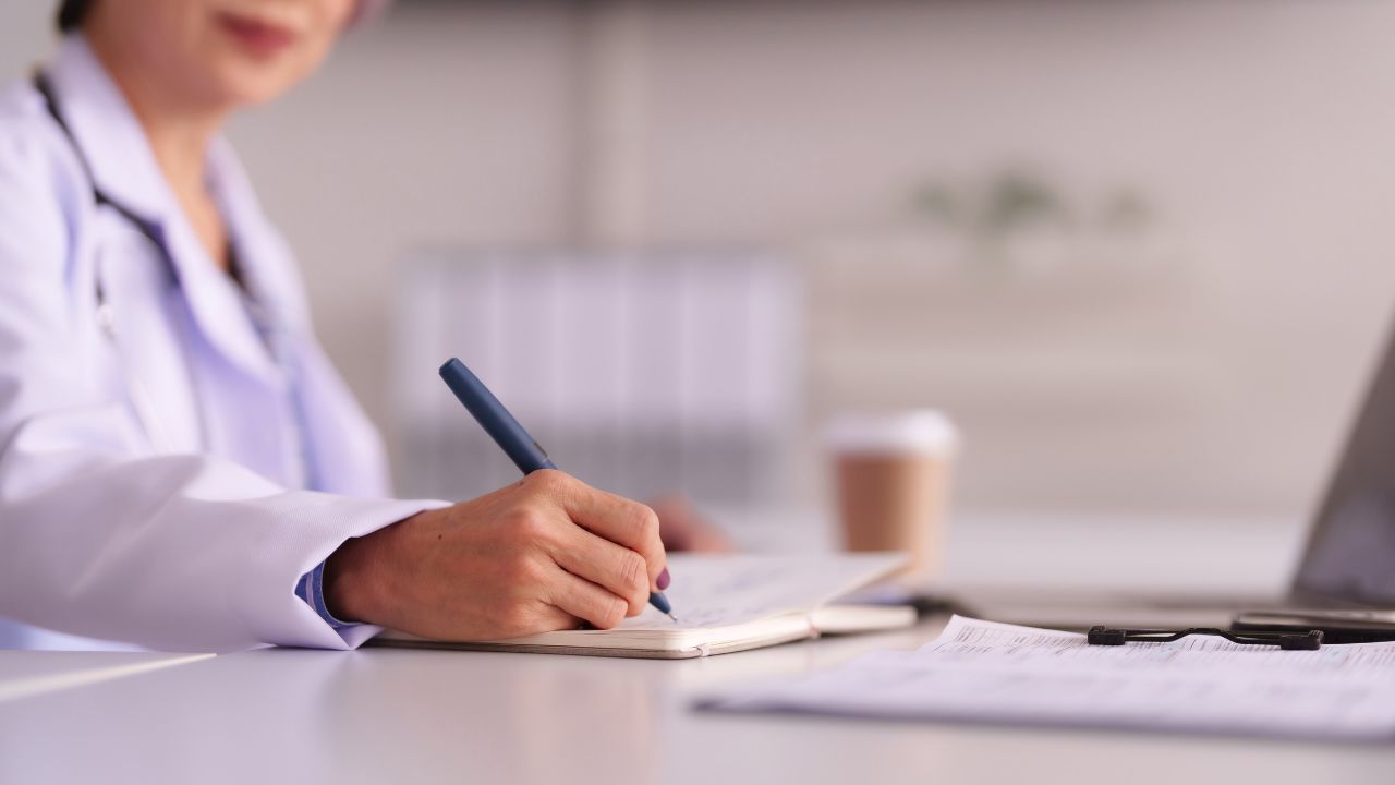 Niepokojący proceder w sieci. Recepty i zwolnienia na masową skalę, nie wystawia ich lekarz