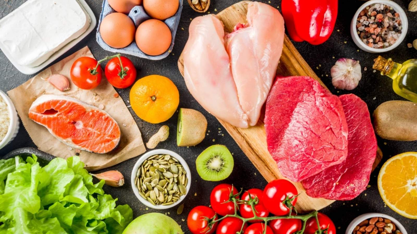 Rakotwórcze jedzenie – na te produkty uważaj! Co warto wyeliminować z diety dla zdrowia?